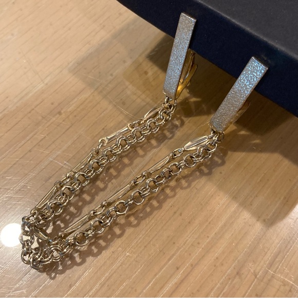 EUC Vintage 1960s Sweater/Scarf Clip Guard. Gold Tone Double Chain.
PAT. 2853764 - Picture 3 of 14